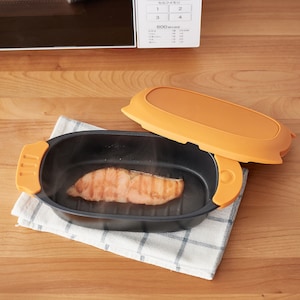 まるでフライパンで調理したような焼き・炒め調理が可能に皮はパリッと、身はふっくらジューシーな焼き魚もお手の物フタをした状態で加熱するので、魚の調理後のニオイや煙も気になりにくく、後片付けも本体を洗うだ