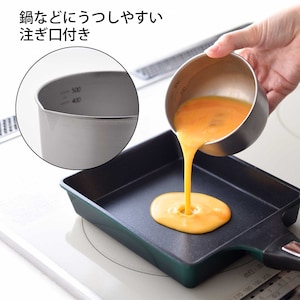 鍋などにうつしやすい、注ぎ口付き