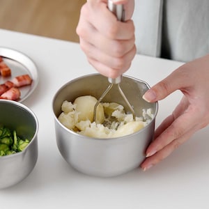 深型だから食材が逃げず、潰しやすい