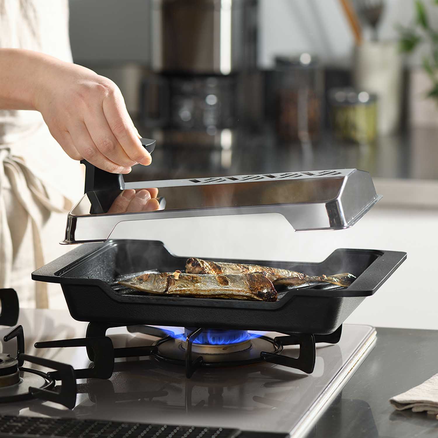 【オークス/AUX】ふっくら皮パリッ!焼き魚の理想を叶える炭グリル「大人の焼魚」 【IH/ガス火対応】