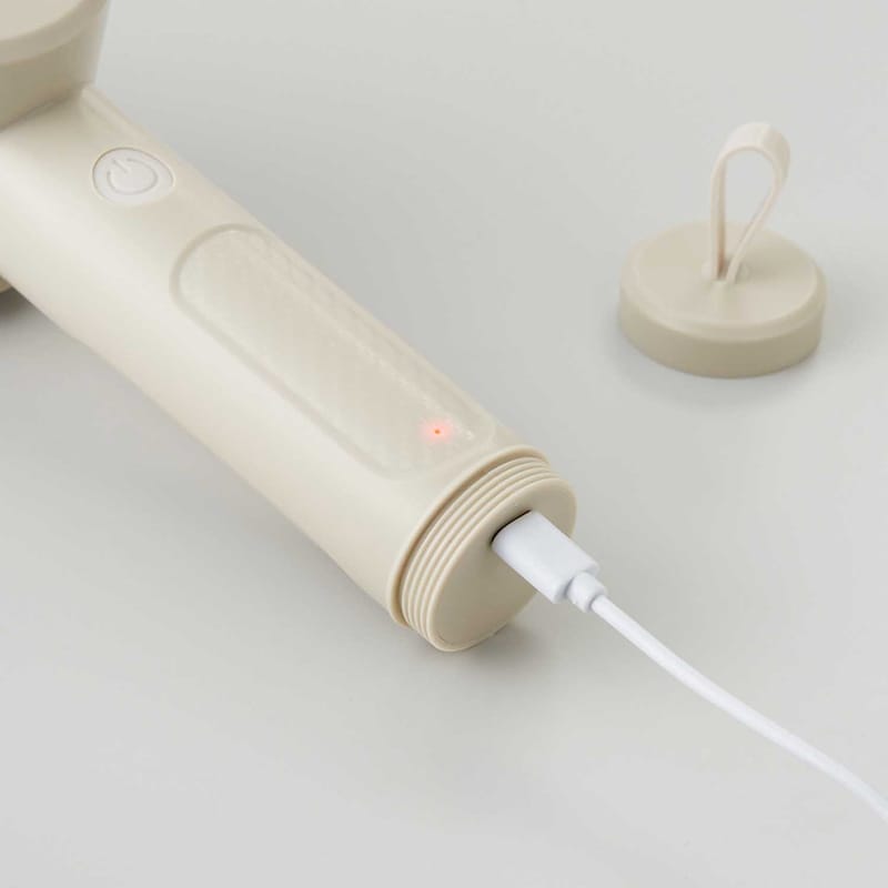 充電式なのでコンセントのない場所でも使用できます（USBケーブル付属）