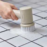 軽量設計で大きなシンクや浴槽などのお掃除も楽々。収納場所にも困りません