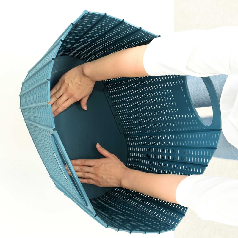 使用時は、バスケットを広げて「カチッ」っと音がするまで底板を押し込んでください。