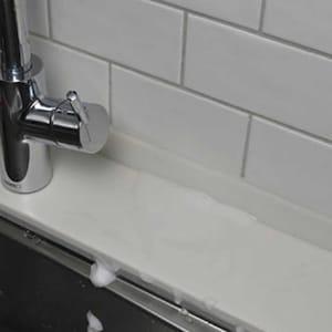 貼ったあとも目立たず、泡や水が飛んでも汚れを防ぐ