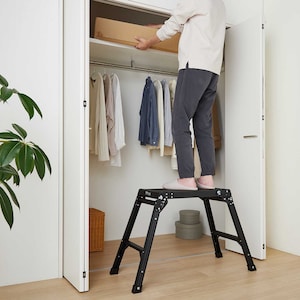 大きな荷物を高い位置の収納に片づけるときも大活躍！
