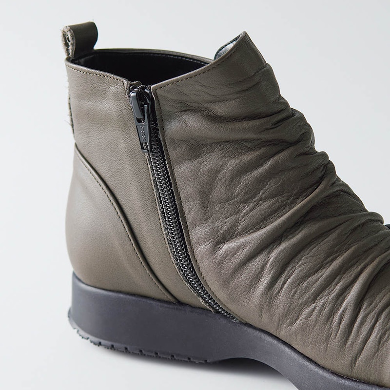 内側ファスナーは斜めで上げ下げしやすい仕様