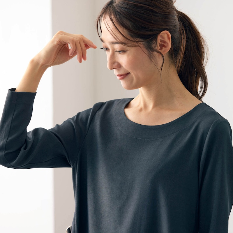 身生地はさらっとした肌触りの、落ち感のある織物素材