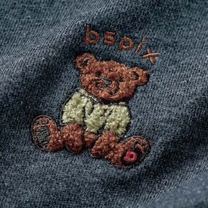 胸元のサガラ刺繍のクマがワンポイントに