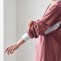 袖口や襟のパイピングが冴えるトレンドのバイカラー