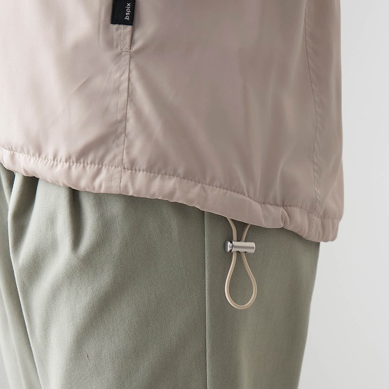 裾はゴムコード入りで調整可能