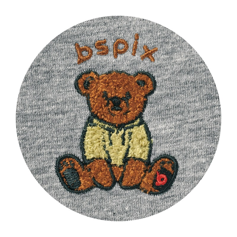 左胸にはサガラ刺繍のクマのワンポイント