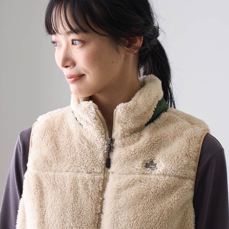 胸元にはワンポイントの刺繍ロゴ、ハイネックで首元まであたたかい