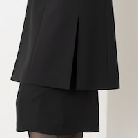 ジャケット/ロング丈ながら深めのスリット入りで動きやすくなっています