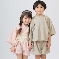 左：ピンク（無地）着用、右：ブラウン（無地）着用