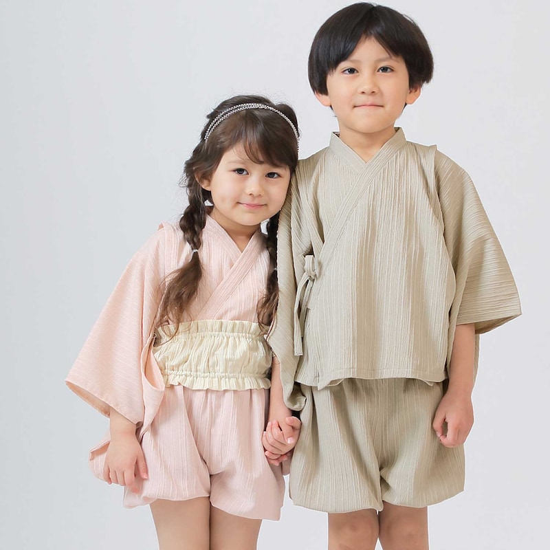 左：ピンク（無地）着用、右：ブラウン（無地）着用