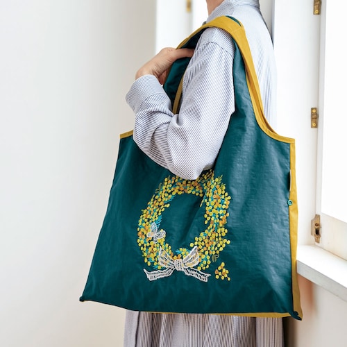 刺繍が素敵なポケッタブルバッグ