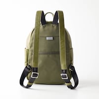 背面にはファスナーポケット付き