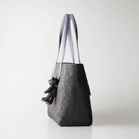 配色の持ち手がアクセントに