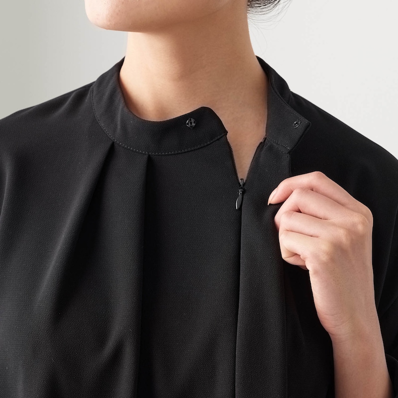 お化粧後に着替えることができる、前開きのファスナー仕様