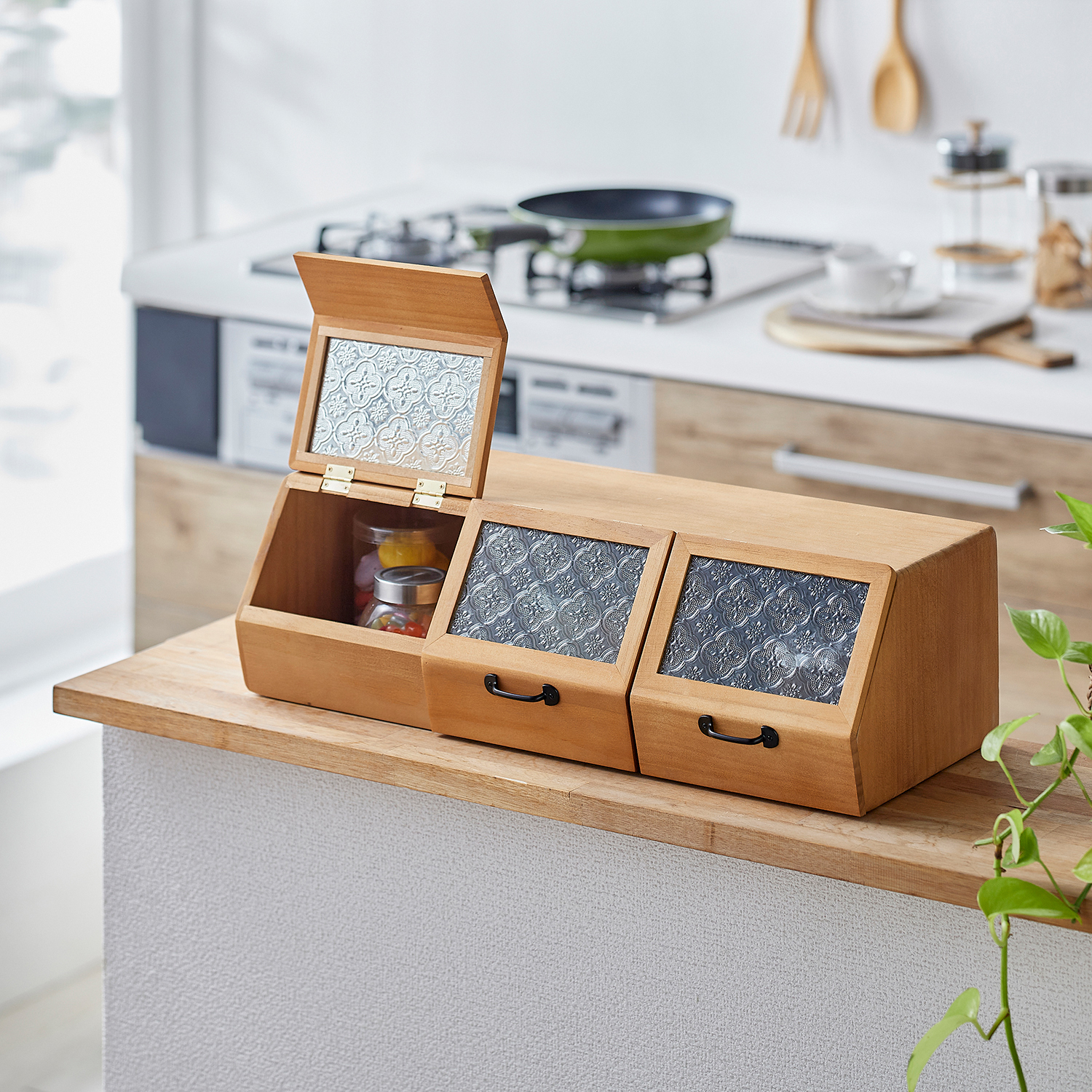 【ベルメゾン】天然木とレトロガラスのキッチン収納3連ショーケース