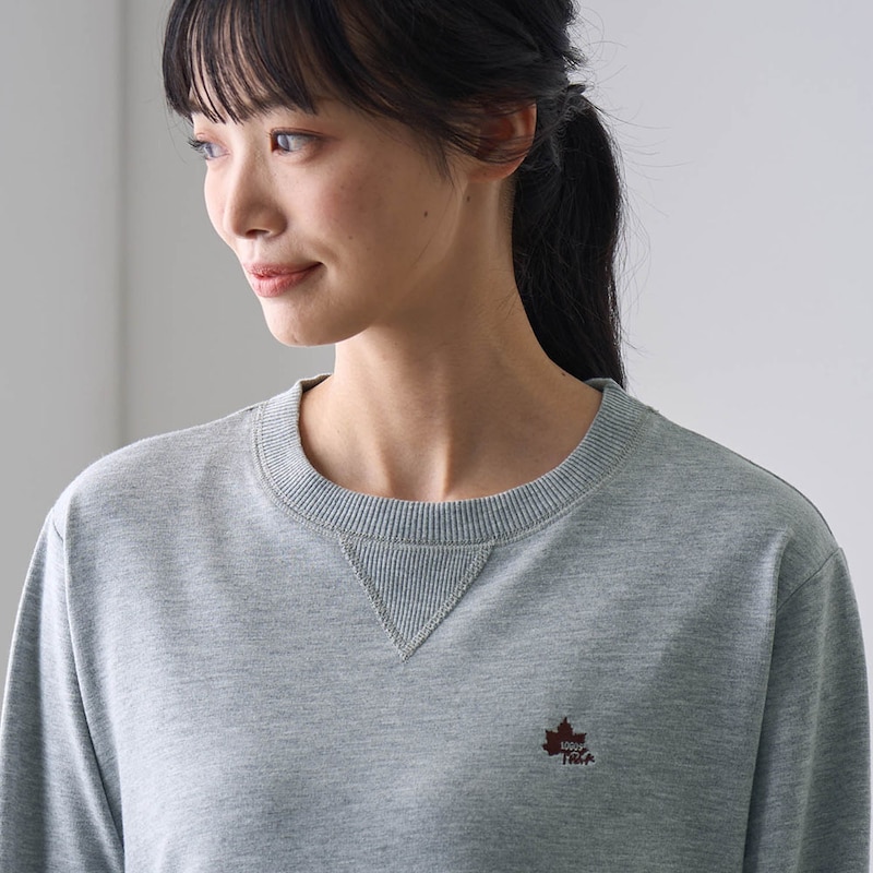 胸元にはシンプルな刺繍ロゴ