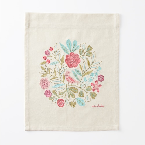 アートのように飾りたい刺繍のタペストリー 「ミニラボ」