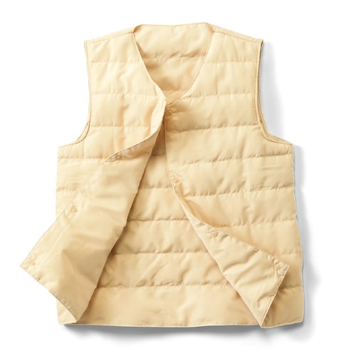 ふわっと軽いダウンベスト
