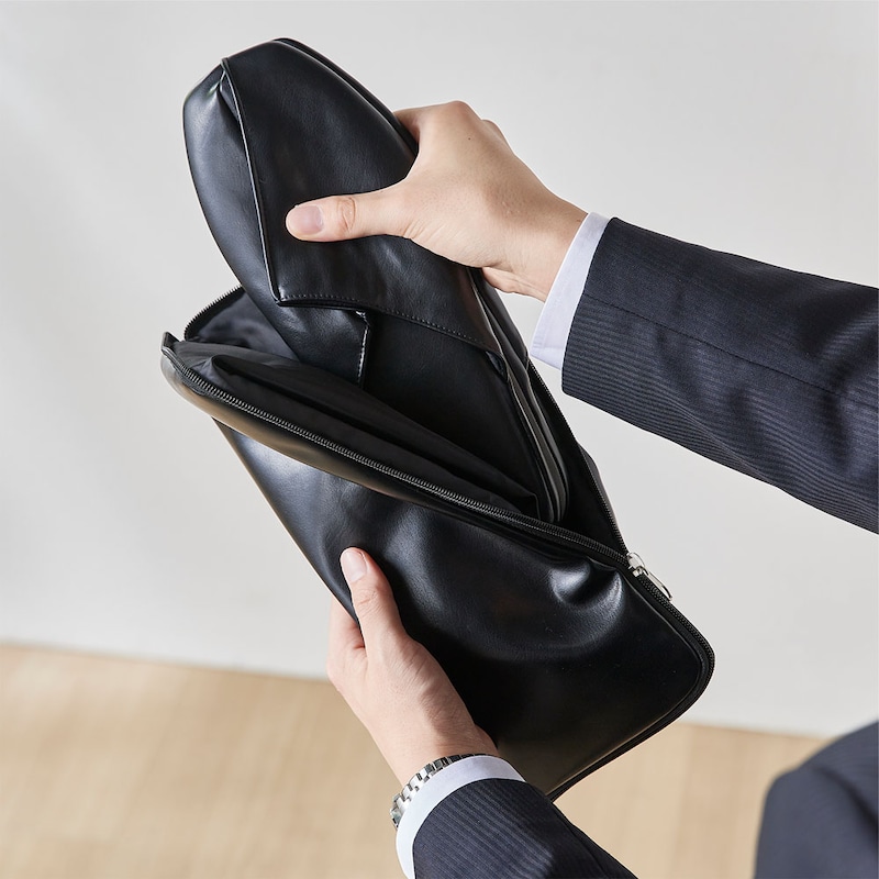 折りたたまずにサッと収納できるから、人が多い玄関口でも手間取らない