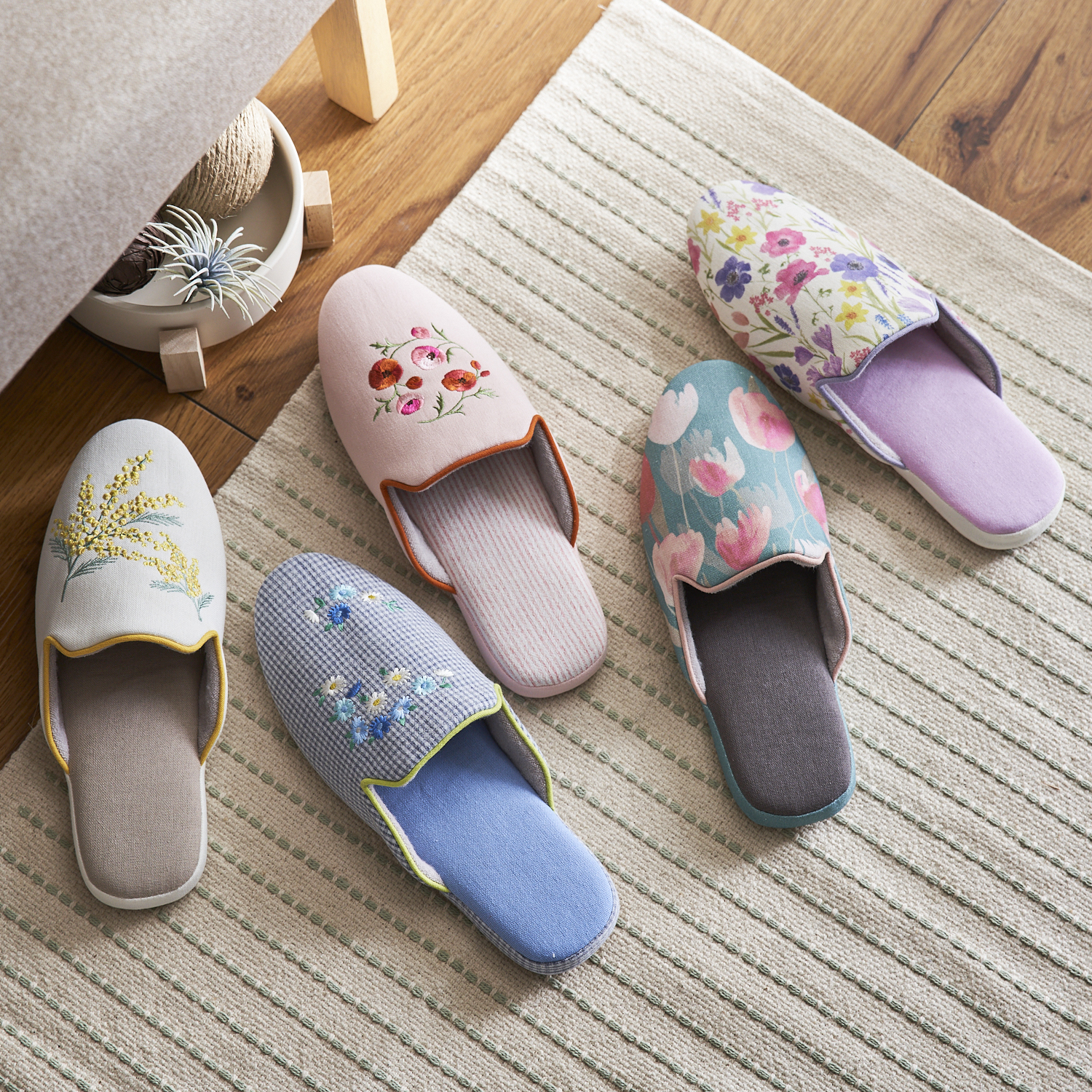 【ベルメゾン】フラワーマルシェをイメージした洗える華やかスリッパ