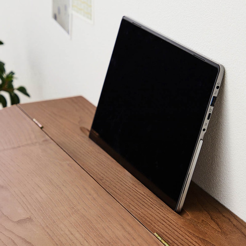 溝があるのでタブレットを壁に立て掛けて使用することができます