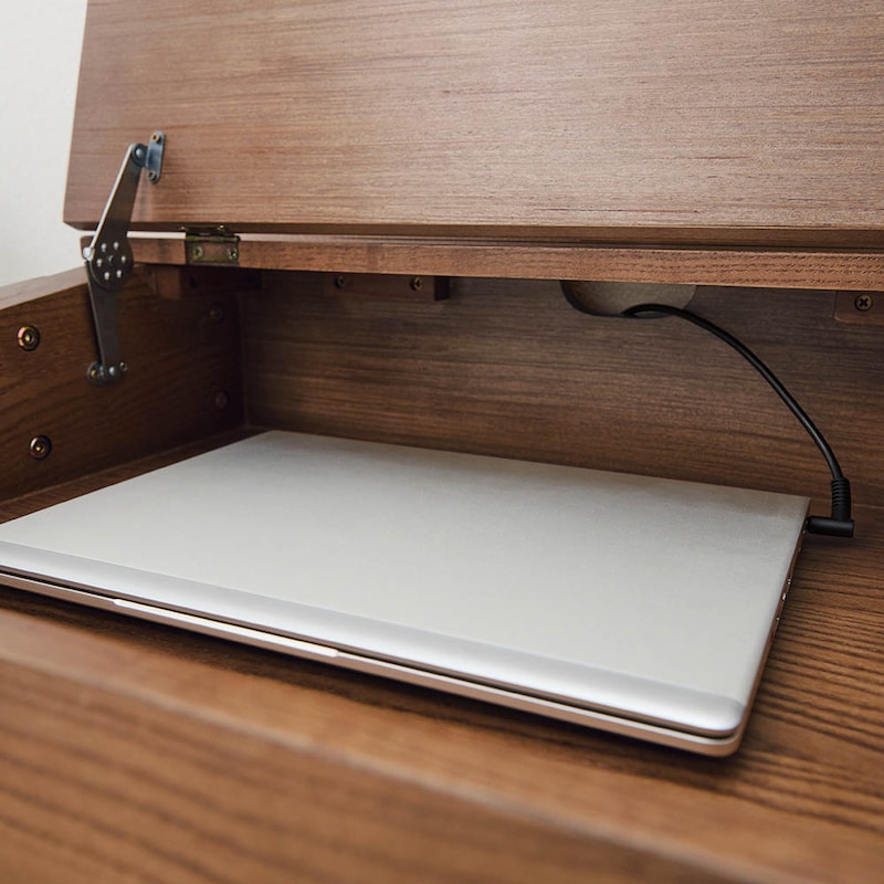 背板にもコード穴があり、電子機器をしまったまま充電もできます