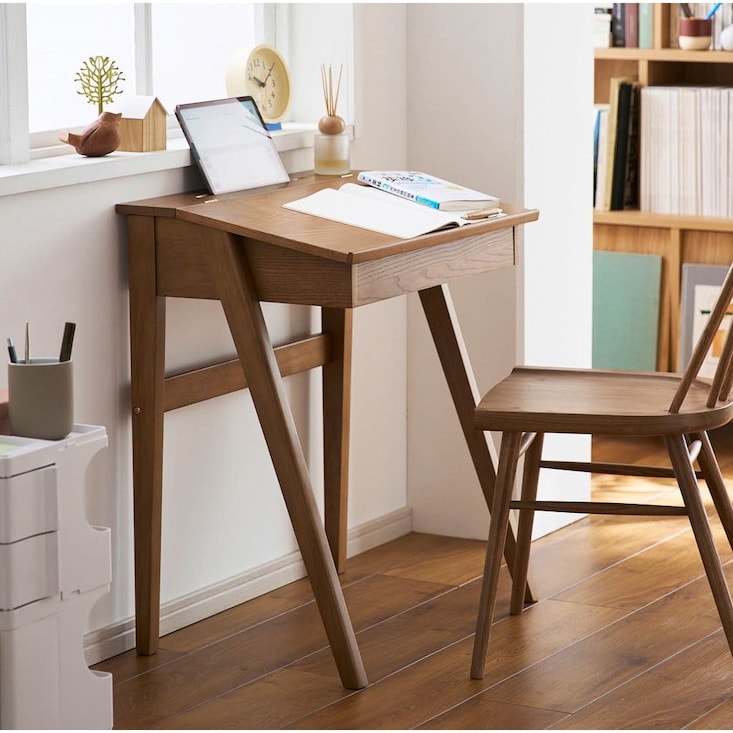 アンティーク調スクールデスク 【斜め天板が作業しやすい／天板下に収納スペース付き】