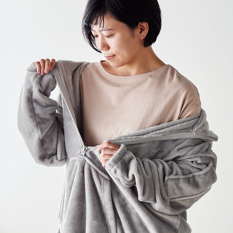 ハーフジップタイプですが脱ぐときは下からストンと脱ぐことができます