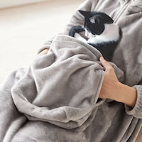 前ポケットの両サイドにはペットを直接撫でられる穴が開いています。