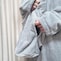 ポケットの両サイドにある穴からなでなですることができます.
