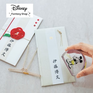 毛筆書きが苦手でも、もう大丈夫。スタンプを押すだけできれいに名前が記せます。─デザイン・スタイリング─・透明のアクリル素材にディズニーアートが映えるデザイン─機能─ ・祝儀袋などの毛筆文字もスタンプを