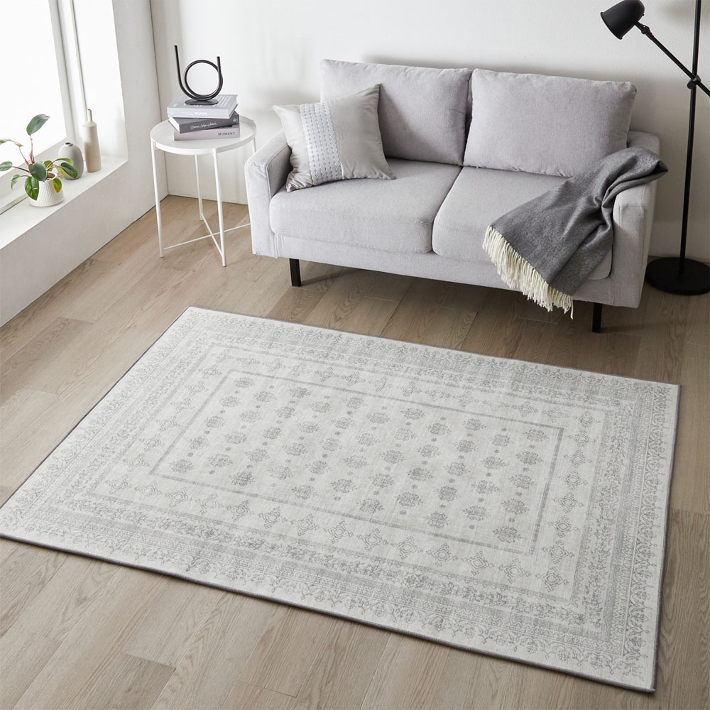 シンプルモダンテイストの洗えるプリントラグ