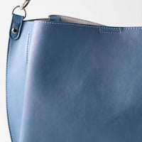 荷物をたくさん入れても重くなりにくい軽い合皮素材