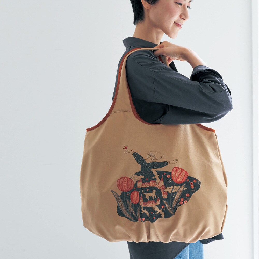 ーデザイン・スタイリングーイラストレーター杉本さなえさんとコラボイラストをプリントし、一部刺繍でアクセントをつけた杉本さなえさんのアートが印象的なお買物バッグ底にタックを寄せたふっくらとしたフォルムが