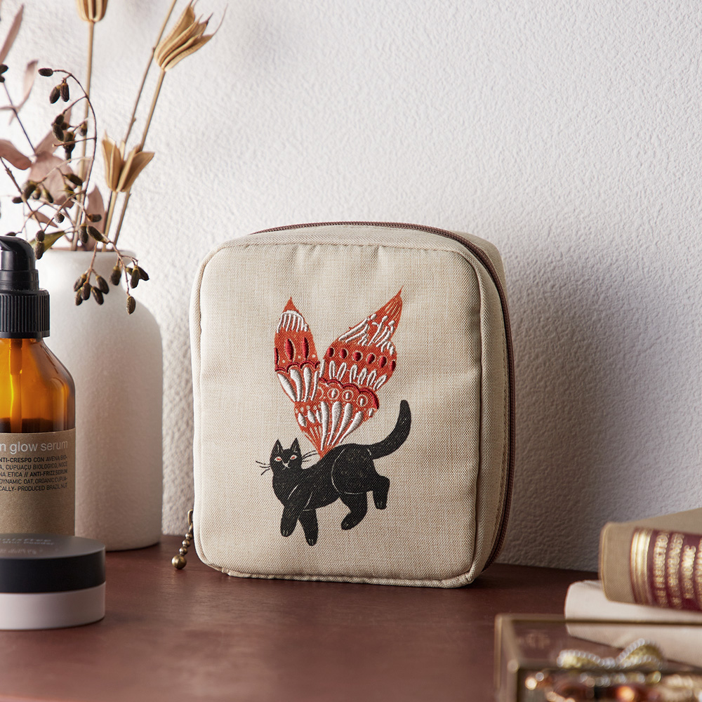 【在庫限りのお買得】 杉本さなえさんコラボ プリントと刺繍でデザインしたコスメポーチ 【在庫限りのお買得】 杉本さなえさんコラボ プリントと刺繍でデザインしたコスメポーチ