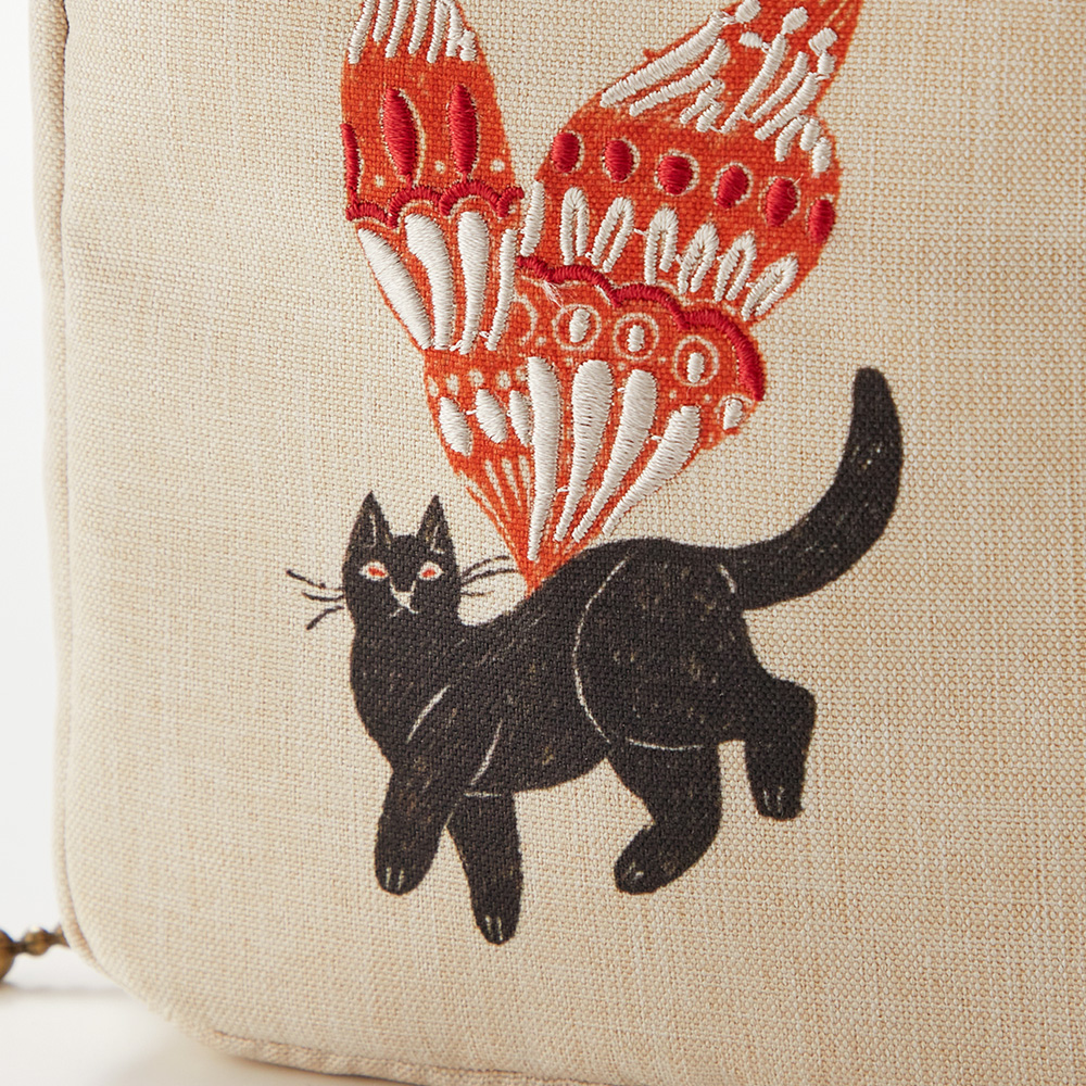 【在庫限りのお買得】 杉本さなえさんコラボ プリントと刺繍でデザインしたコスメポーチ 【在庫限りのお買得】 杉本さなえさんコラボ プリントと刺繍でデザインしたコスメポーチ