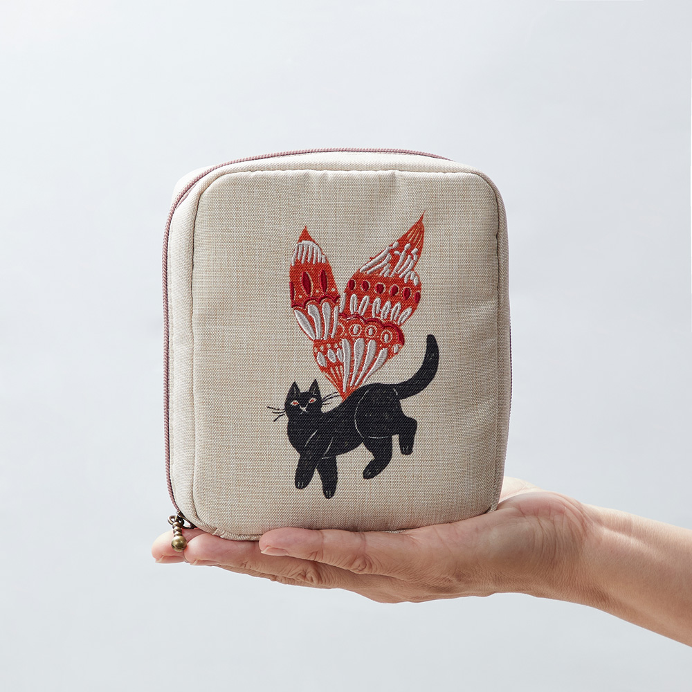 【在庫限りのお買得】 杉本さなえさんコラボ プリントと刺繍でデザインしたコスメポーチ 【在庫限りのお買得】 杉本さなえさんコラボ プリントと刺繍でデザインしたコスメポーチ