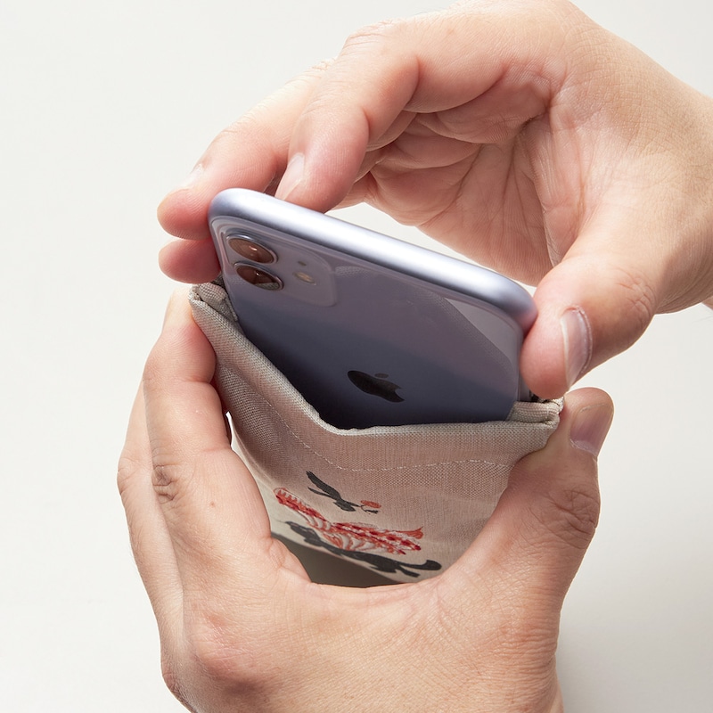 サイズによってはスマートフォンも入ります(厚みのあるケースなど大きい場合は入りません)