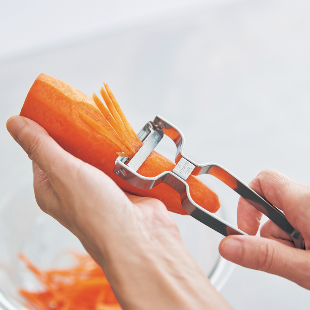 【ベルメゾン】燕三条で作る千切りが簡単にできるステンレスピーラー