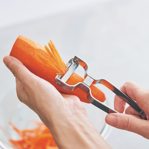 燕三条で作る千切りが簡単にできるステンレスピーラー