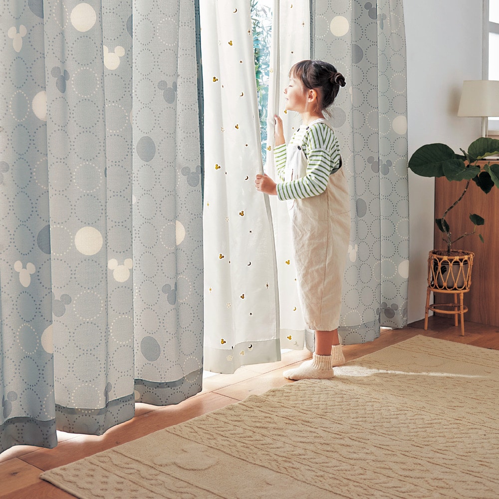 【ディズニー/Disney】手に取りやすい柔らかな陽を感じるドレープカーテン「ミッキーモチーフ」