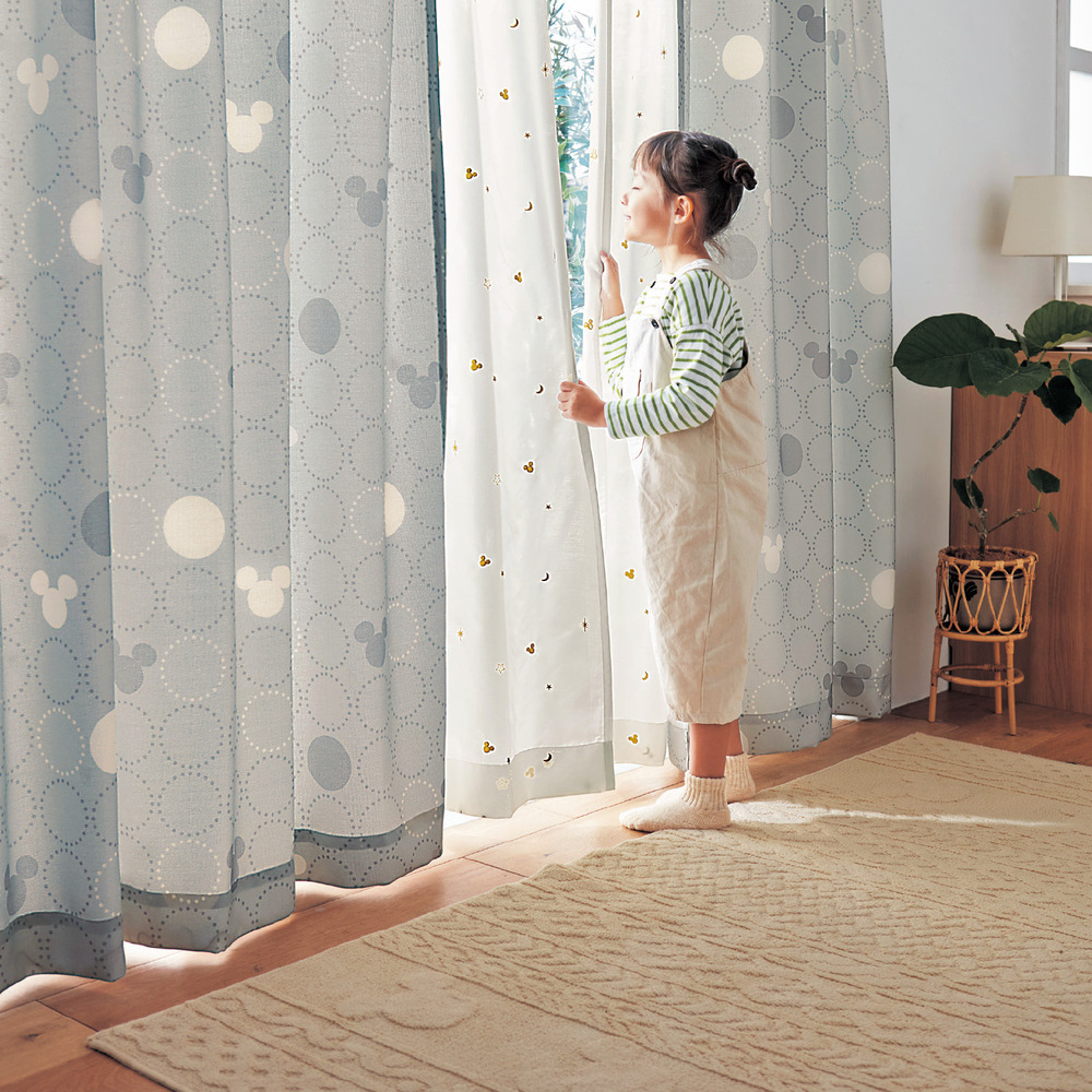 手に取りやすい♪柔らかな陽を感じるドレープカーテン「ミッキーモチーフ」