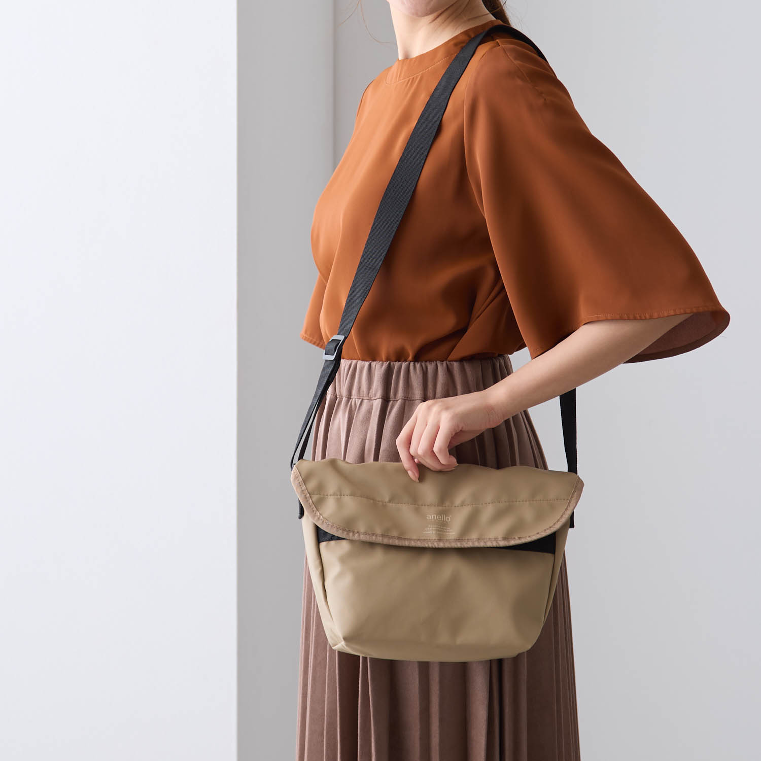 【anello GRANDE/アネログランデ】ママ・パパに嬉しい耐水生地のミニメッセンジャーバッグ