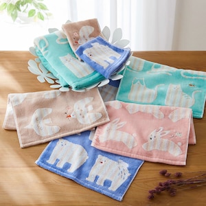 愛らしいフォルムの動物たちが総柄になったタオルです刺繍がワンポイントになっており、子供から大人までお使いいただけるデザイン無撚糸を使用しているため、ふんわりとやわらかな風合いのタオルです