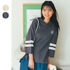 ―デザイン・スタイリング―・Tシャツ感覚でデイリーに着られるゆるシルエット・左胸の刺繍モチーフと袖ラインが同配色に・長く使える七分袖がうれしい・おしりが隠れる長め丈で体型カバーも・裾ラウンドデザインで